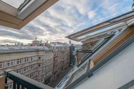 Ekskluzīvs divu līmeņu dzīvoklis ar terasi Rīgas centrā!  Dzīvoklis pilnībā renovēts skandināvu stil Рига