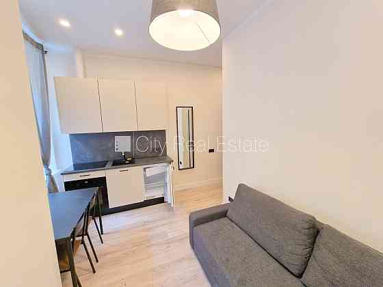 Здание во дворе, реновированный дом, закрытый двор, въездные ворота оснащены Рига