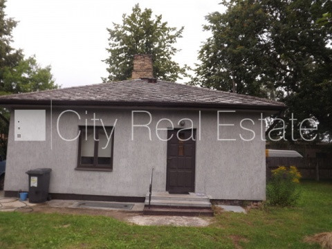 Fasādes māja, labiekārtots apzaļumots pagalms, slēgts pagalms, iežogota teritorija ar koka Rīga - foto 14