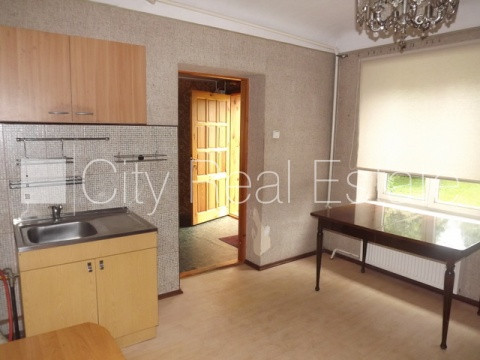 Fasādes māja, labiekārtots apzaļumots pagalms, slēgts pagalms, iežogota teritorija ar koka Rīga - foto 10