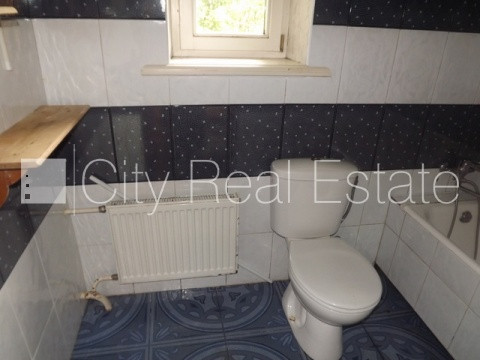 Fasādes māja, labiekārtots apzaļumots pagalms, slēgts pagalms, iežogota teritorija ar koka Rīga - foto 13