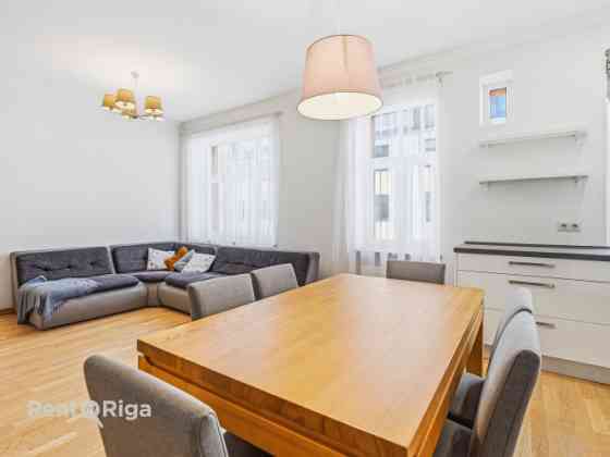 Izīrē gaišu un mājīgu 3 istabu dzīvokli Rīgas centrā!  Ienākot dzīvoklī ir garš gaitenis un kreisajā Rīga
