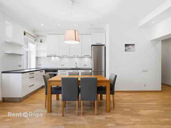 Izīrē gaišu un mājīgu 3 istabu dzīvokli Rīgas centrā!  Ienākot dzīvoklī ir garš gaitenis un kreisajā Rīga