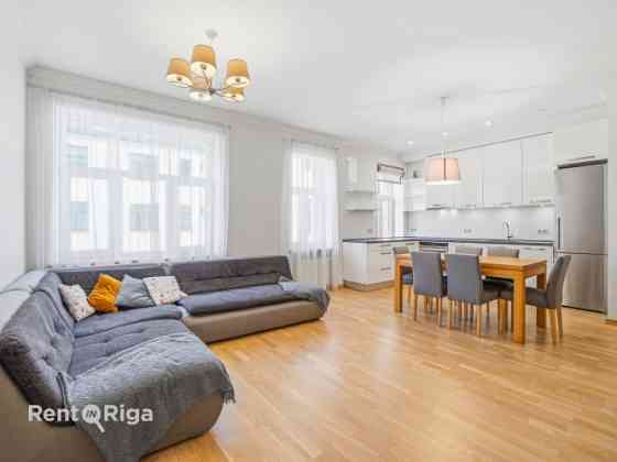 Izīrē gaišu un mājīgu 3 istabu dzīvokli Rīgas centrā!  Ienākot dzīvoklī ir garš gaitenis un kreisajā Rīga
