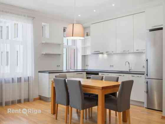 Izīrē gaišu un mājīgu 3 istabu dzīvokli Rīgas centrā!  Ienākot dzīvoklī ir garš gaitenis un kreisajā Rīga