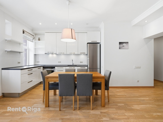 Izīrē gaišu un mājīgu 3 istabu dzīvokli Rīgas centrā!  Ienākot dzīvoklī ir garš Rīga - foto 3