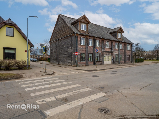 Tiek piedāvāta unikāla trīsstāvu māja Jelgavas centrā - īpašums, kura vēsture runā pati Jelgava un novads - foto 2