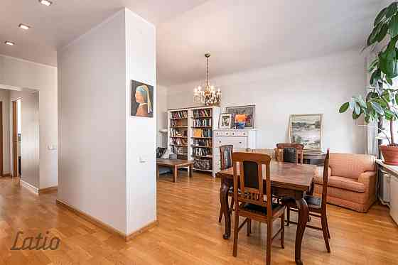 Pārdod 3 istabu dzīvokli Rīgas centrā ar skaistu skatu uz Daugavu.

Dzīvoklis ir kvalitatīvi remontē Рига