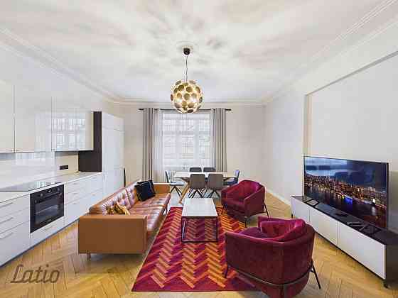 Izīrē elegantu un gaumīgi renovētu 3 istabu dzīvokli pašā Rīgas centrā  Brīvības ielā. Dzīvoklis apv Рига