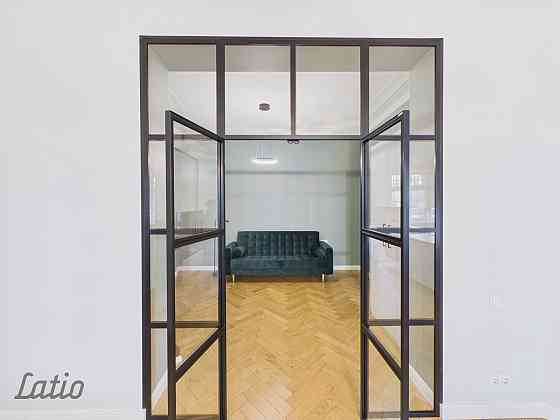 Izīrē elegantu un gaumīgi renovētu 3 istabu dzīvokli pašā Rīgas centrā  Brīvības ielā. Dzīvoklis apv Рига