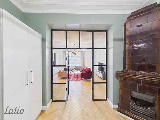 Izīrē elegantu un gaumīgi renovētu 3 istabu dzīvokli pašā Rīgas centrā  Brīvības ielā. Dzīvoklis apv Рига