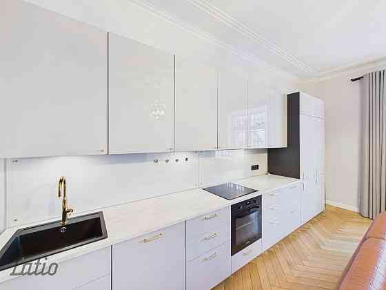 Izīrē elegantu un gaumīgi renovētu 3 istabu dzīvokli pašā Rīgas centrā  Brīvības ielā. Dzīvoklis apv Рига