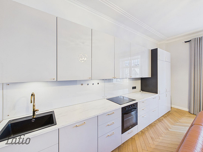 Izīrē elegantu un gaumīgi renovētu 3 istabu dzīvokli pašā Rīgas centrā  Brīvības ielā. Dzīvoklis apv Рига - изображение 2