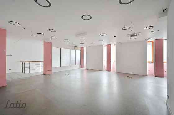 Nomai tiek piedāvātas plašas un funkcionālas komerctelpas vienā no Rīgas aktīvākajām ielām  Krišjāņa Рига