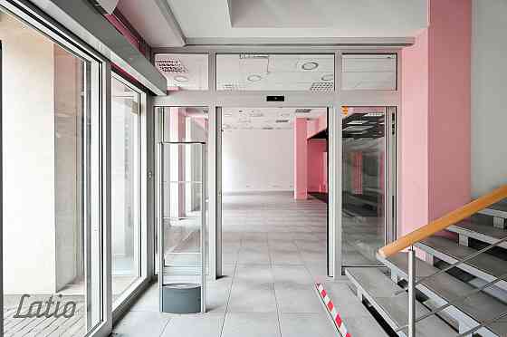 Nomai tiek piedāvātas plašas un funkcionālas komerctelpas vienā no Rīgas aktīvākajām ielām  Krišjāņa Рига