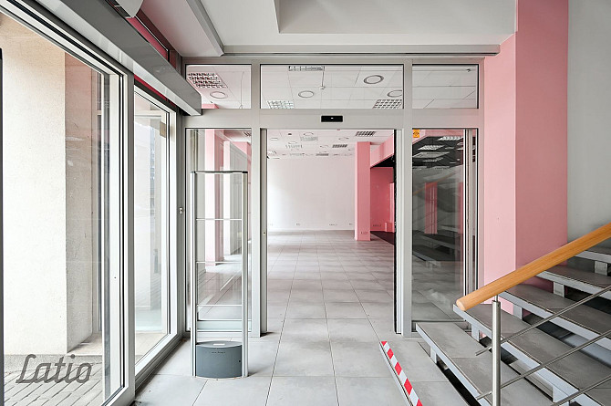 Nomai tiek piedāvātas plašas un funkcionālas komerctelpas vienā no Rīgas aktīvākajām Rīga - foto 5