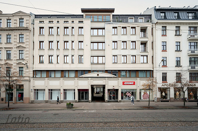 Nomai tiek piedāvātas plašas un funkcionālas komerctelpas vienā no Rīgas aktīvākajām Rīga - foto 1