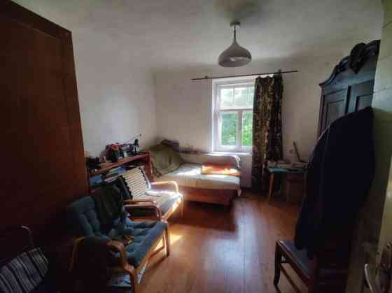 Divstāvu ēka Mūsas upes krastā ar gleznainu ainavu.  Pirmajā stāvā atrodas 2 guļamistabas, virtuve,  Бауска и район