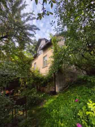 Divstāvu ēka Mūsas upes krastā ar gleznainu ainavu.  Pirmajā stāvā atrodas 2 guļamistabas, virtuve,  Бауска и район