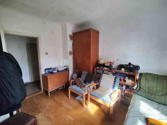 Divstāvu ēka Mūsas upes krastā ar gleznainu ainavu.  Pirmajā stāvā atrodas 2 guļamistabas, virtuve,  Бауска и район