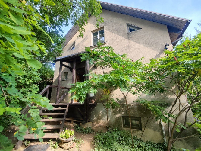 Divstāvu ēka Mūsas upes krastā ar gleznainu ainavu.  Pirmajā stāvā atrodas 2 guļamistabas, virtuve,  Бауска и район - изображение 1