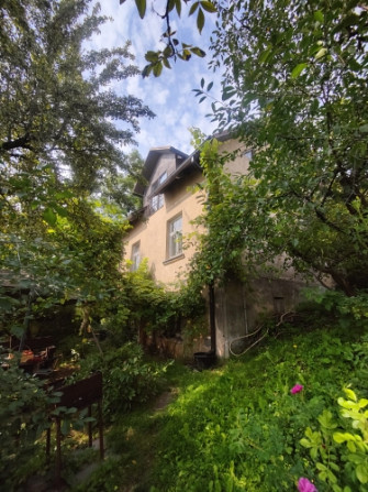 Divstāvu ēka Mūsas upes krastā ar gleznainu ainavu.  Pirmajā stāvā atrodas 2 guļamistabas, virtuve,  Бауска и район - изображение 2