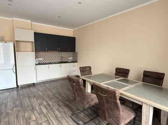 Продаётся квартира  высокий первый этаж в фасадном здании на улице Латгалес, в Рига