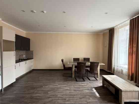 Продаётся квартира  высокий первый этаж в фасадном здании на улице Латгалес, в Рига