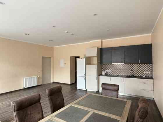 Продаётся квартира  высокий первый этаж в фасадном здании на улице Латгалес, в Рига