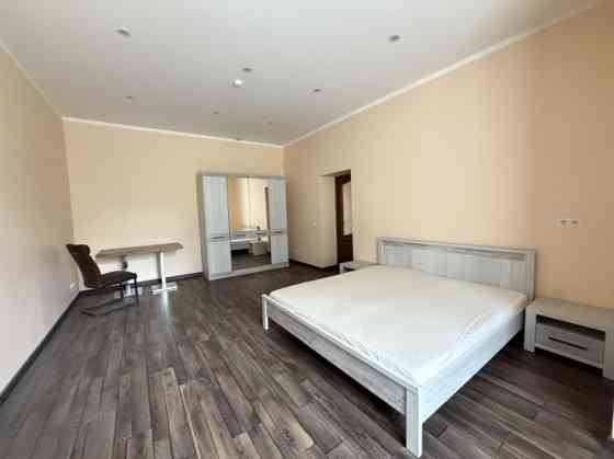 Продаётся квартира  высокий первый этаж в фасадном здании на улице Латгалес, в Рига