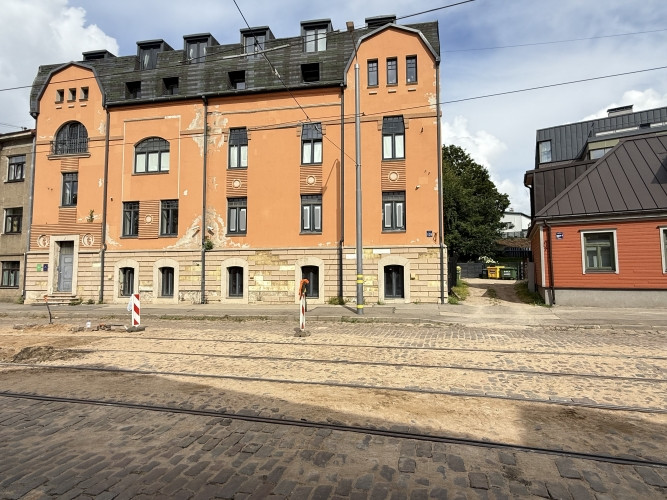 Продаётся квартира  высокий первый этаж в фасадном здании на улице Латгалес, в Рига - изображение 1