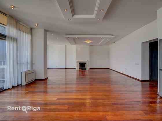 Предлагаем в аренду изысканную, светлую и просторную квартиру-лофт по одному из Рига