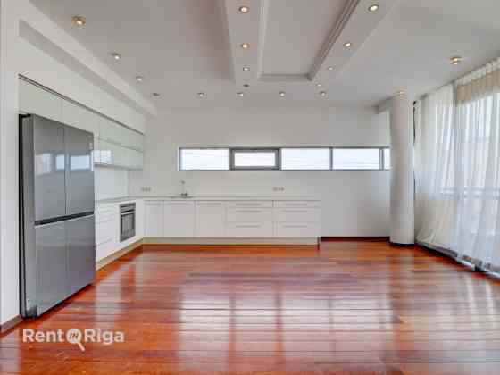 Предлагаем в аренду изысканную, светлую и просторную квартиру-лофт по одному из Рига