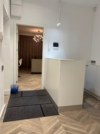 Ilgtermiņa īrei piedāvā kvalitatīvi izremontētas telpas Rīgas centrā.  Telpas ar Rīga - foto 3