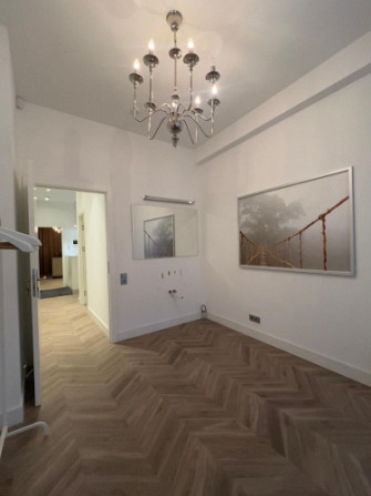 Ilgtermiņa īrei piedāvā kvalitatīvi izremontētas telpas Rīgas centrā.  Telpas ar Rīga - foto 1