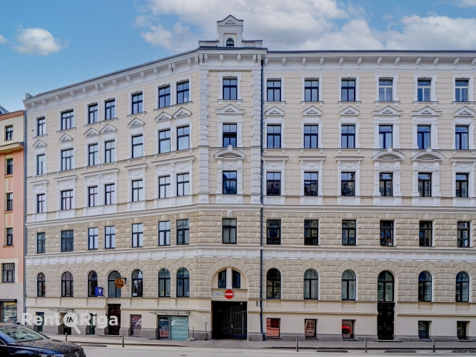 Izīrē plašu 3 istabu dzīvokli!  Dzīvoklis ir gaišs un mājīgs. un tajā visas 3 istabas ir Rīga - foto 1