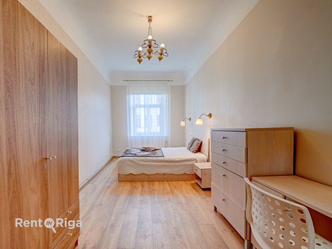 Izīrē plašu 3 istabu dzīvokli!  Dzīvoklis ir gaišs un mājīgs. un tajā visas 3 istabas ir Rīga - foto 4