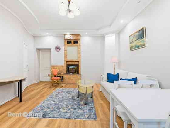 Izīrē klusu un mājīgu 2 istabu dzīvokli!  Dzīvoklis ir gaišs, pilnībā aprīkots un tam ir atsevišķa i Rīga