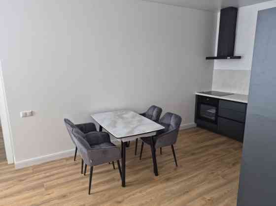 Izīrē stilīgu un moderni iekārtotu 2 istabu dzīvokli!  Ienākot dzīvoklī ir neliels priekšnams ar ska Rīga