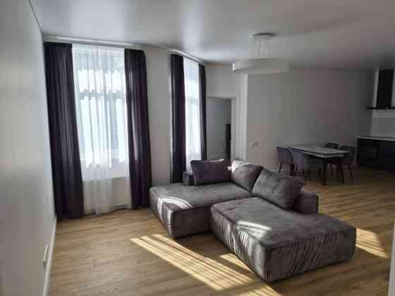 Izīrē stilīgu un moderni iekārtotu 2 istabu dzīvokli!  Ienākot dzīvoklī ir neliels priekšnams ar ska Rīga