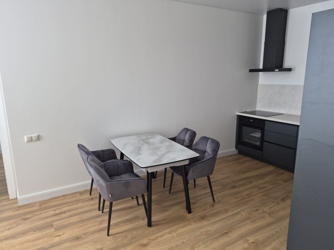 Izīrē stilīgu un moderni iekārtotu 2 istabu dzīvokli!  Ienākot dzīvoklī ir neliels Rīga - foto 3