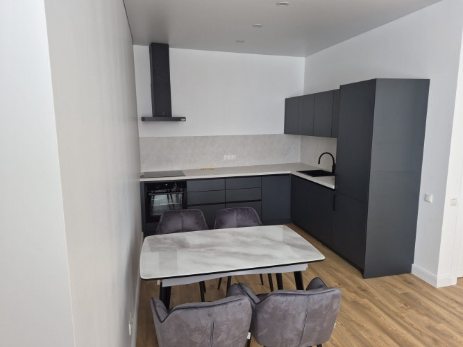 Izīrē stilīgu un moderni iekārtotu 2 istabu dzīvokli!  Ienākot dzīvoklī ir neliels Rīga - foto 2