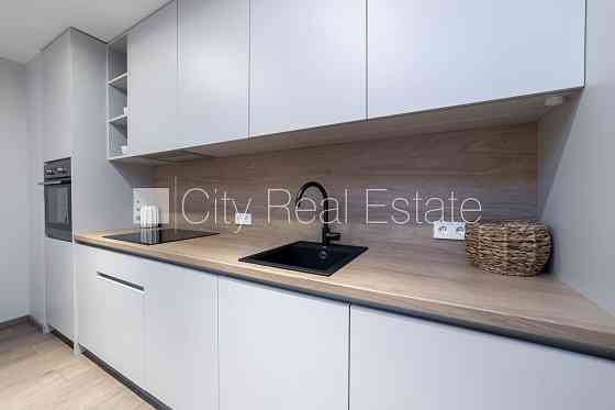 Новостройка, энергоэффективный дом, территория обнесена забором, вход с улицы, во Rīga