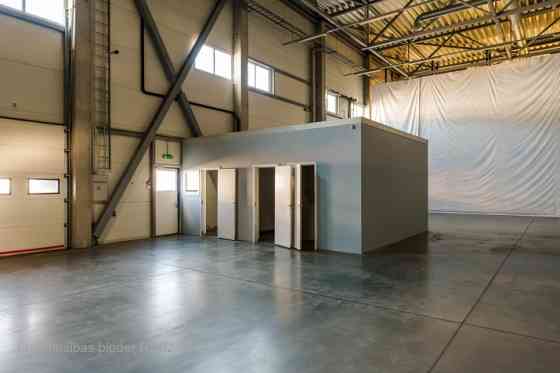 Аренда склада с отоплением на улице Даугавгривас.  Фасадное здание с удобным Rīga