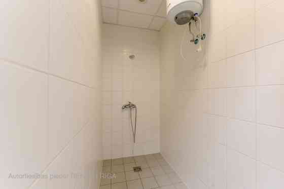 Аренда склада с отоплением на улице Даугавгривас.  Фасадное здание с удобным Rīga