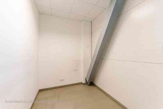 Аренда склада с отоплением на улице Даугавгривас.  Фасадное здание с удобным Rīga