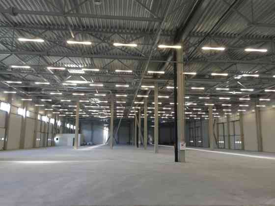 Аренда склада с отоплением на улице Даугавгривас.  Фасадное здание с удобным Rīga