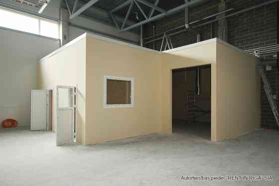 Аренда склада с отоплением на улице Даугавгривас.  Фасадное здание с удобным Rīga