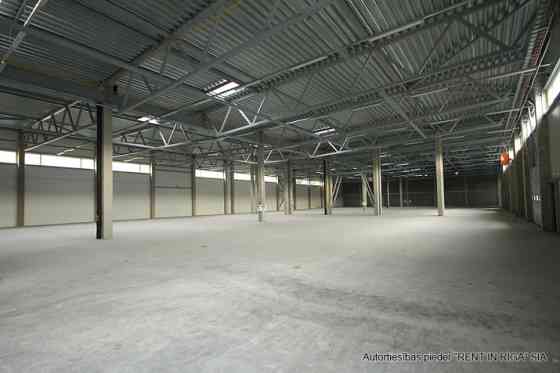 Аренда склада с отоплением на улице Даугавгривас.  Фасадное здание с удобным Rīga