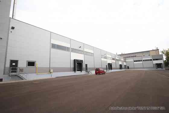 Аренда склада с отоплением на улице Даугавгривас.  Фасадное здание с удобным Rīga